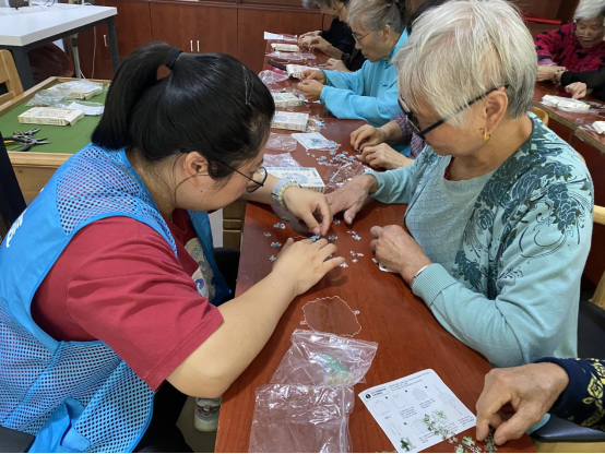 【阳光公益·天乐中心】乐享银龄 巧手生花