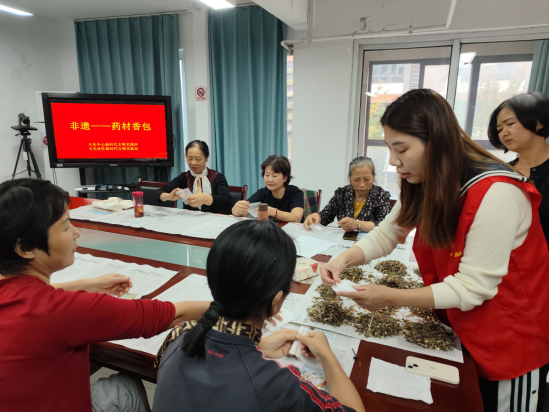 【阳光公益·天乐中心】开展“非遗——药材香包”活动
