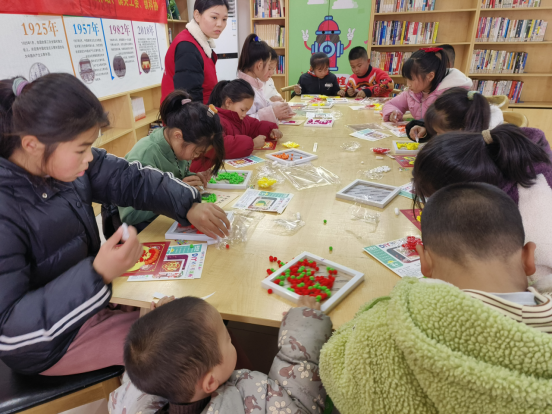【阳光公益·肥西桃花】开展五彩假日手工毛球画活动