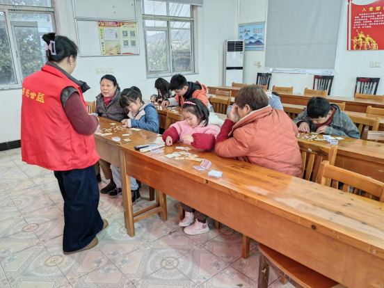 【阳光公益·巢湖两项服务】开展青少年“智慧拼图 快乐无限”手工活动