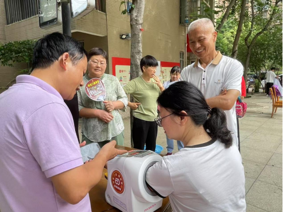 【阳光公益·井岗镇】家门口的便民驿站  义剪义诊双服务