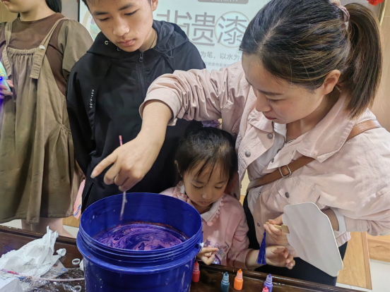 【阳光公益·肥西桃花】桃花镇文化站举办“传遗百课”漆扇制作活动