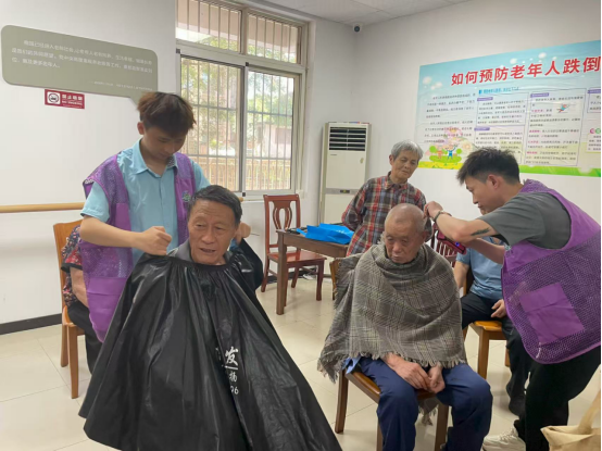 【阳光公益·井岗镇】开展“温情便民行 服务零距离”活动