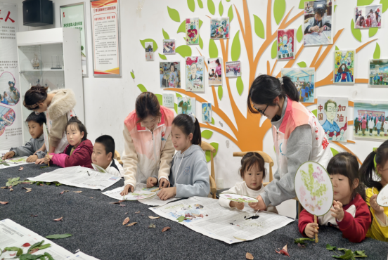 【阳光公益·肥西桃花】巧手做团扇   传承拓染工艺