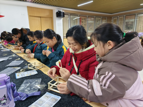 【阳光公益·肥西桃花】开展“科技筑梦  护苗成长”3D全息投影科普教育活动