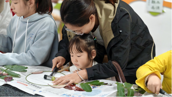 【阳光公益·肥西桃花】巧手做团扇  传承拓染工艺