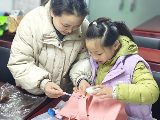 【阳光公益·天乐中心】20组家庭共制“多巴胺毛粘包”传递温情——合肥高新区天乐老少活动家园携手阳光公益举办亲子手作活动