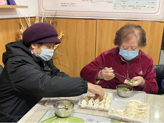 【阳光公益·天乐中心】饺香传冬至    温情暖寒冬