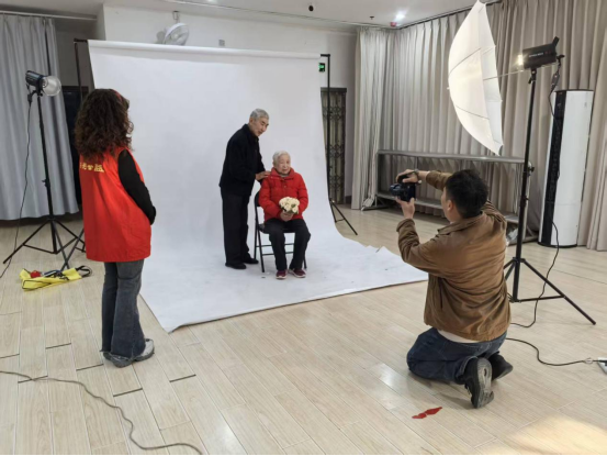 【阳光公益·长宁中心】开展“情暖夕阳  定格幸福”摄影活动