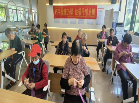 【阳光公益·兴园银杏】巧手做康乃馨  丝带传感恩情