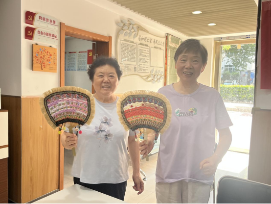 【阳光公益·天乐中心】巧手织锦扇   非遗润银龄