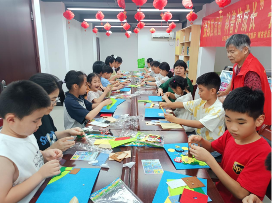 【阳光公益·兴园银杏】开展“拼贴防溺图  科普护成长”手工科普活动