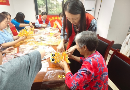 【阳光公益·庐江站】皓月迎中秋  情暖夕阳红