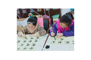 【阳光公益·新站磨店】“学会用心与汉字交流”书法小课堂
