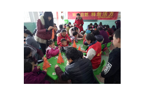 【阳光公益·庐江站】“巧手创意 童心绘梦”亲子互动手工圣诞树活动