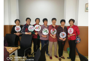 【阳光公益·长宁复兴】“童心飞扬，欢乐晚年”老年扇子手工制作活动