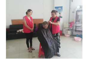 【阳光公益·长宁永和】“关爱老人便民服务，阳光起航进社区”免费理发活动