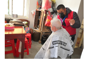 【阳光公益·林店街道】疫情期间理发难，红马甲为孤寡老人送温暖活动