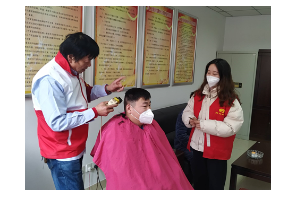 【阳光公益·林店街道】志愿者为社区工作人员义务理发活动